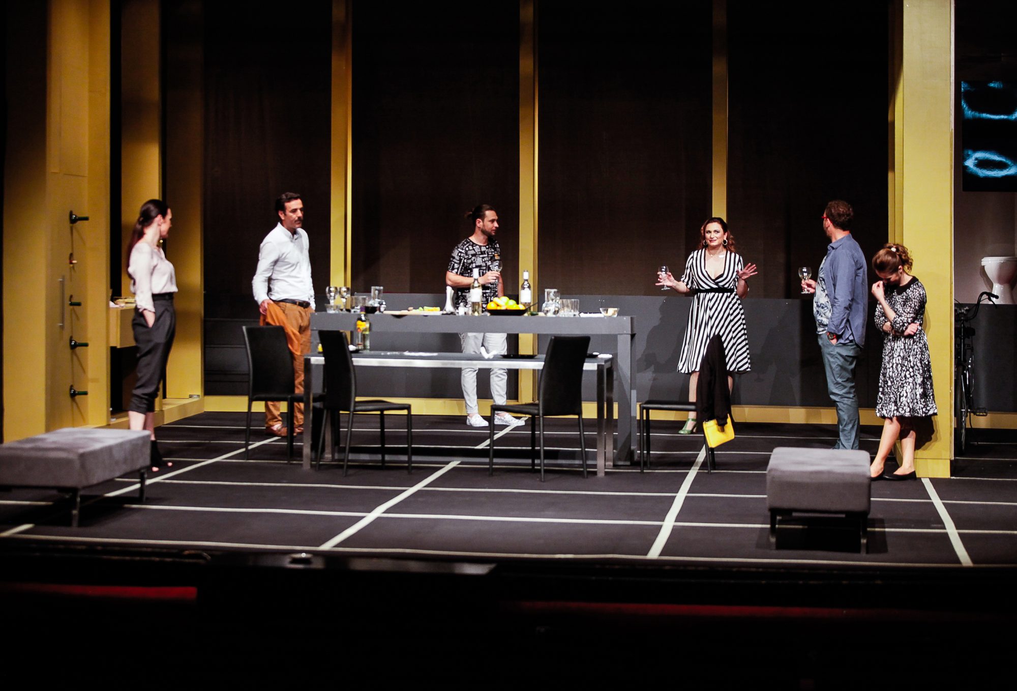 ‘Perfect Strangers’ Scenography